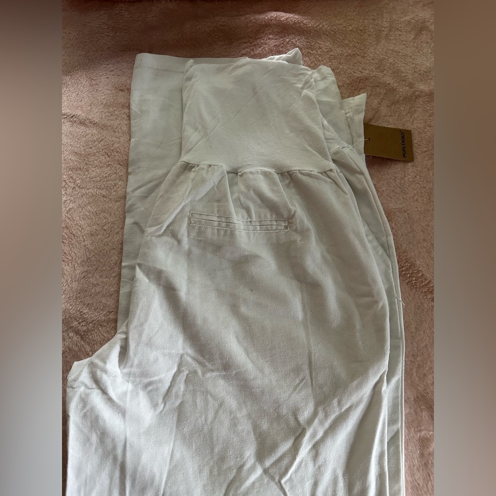 White pair of pop looks linen pants. Never worn still has tag.